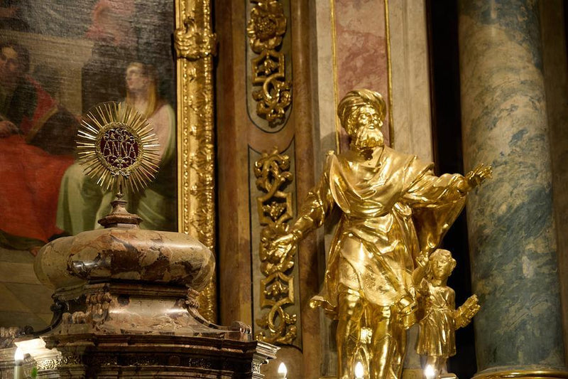 A statue from the center of the stage